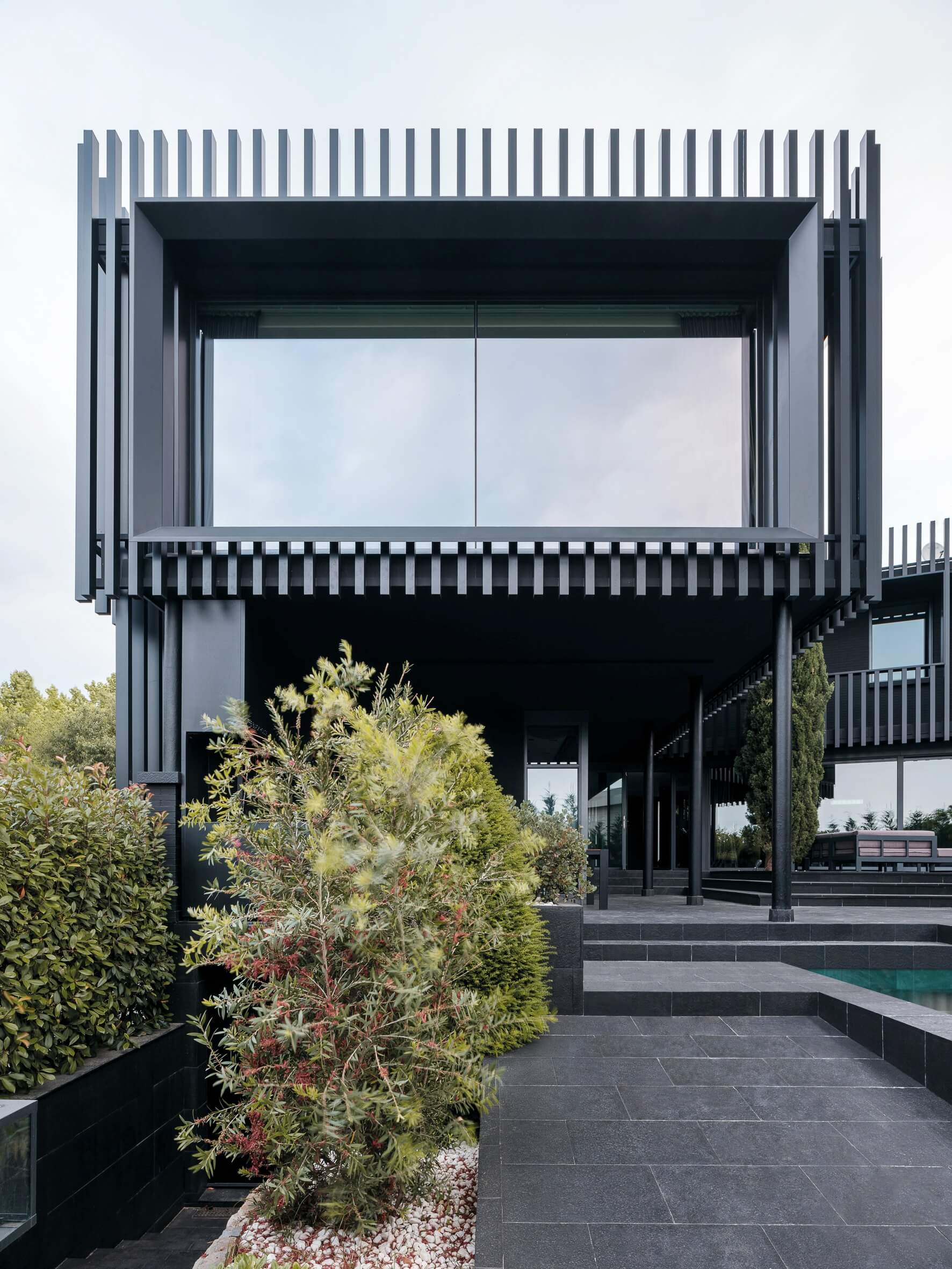 Vivienda en Sant Cugat rehabilitada por The Black House: fachada de líneas limpias y tonos neutros